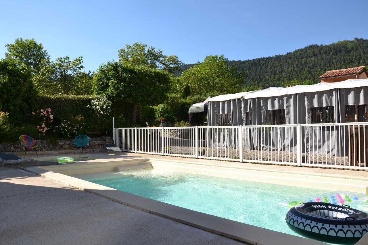 Camping La Mare Aux Fees Hotel Roquefeuil Exterior photo